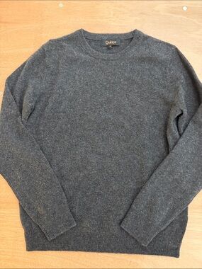 Quince Men's Cashmere Crewneck Sweater — Charcoal Gray
